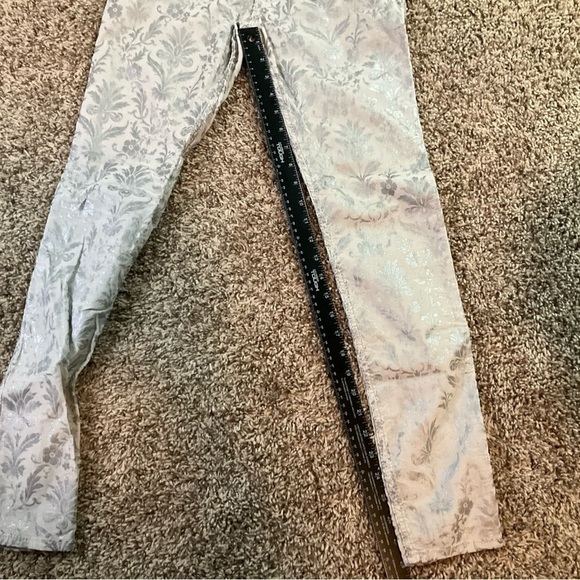 Abercrombie and Fitch Floral Foil Slim Jeans Size 0 Gray / Silver - Picture 5 of 9